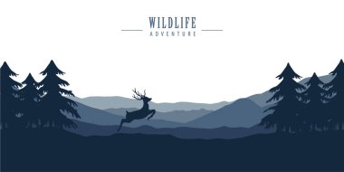 Dağ manzaralı ormanda vahşi yaşam geyiği. Mavi doğa manzarası.