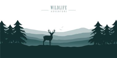 Dağ manzaralı ormanda vahşi yaşam geyiği. Mavi doğa manzarası.