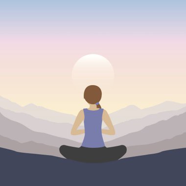 Kız gün batımında dağ manzarasında yoga yapıyor.