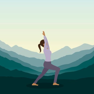 Kız yeşil dağ manzarasında yoga yapıyor.