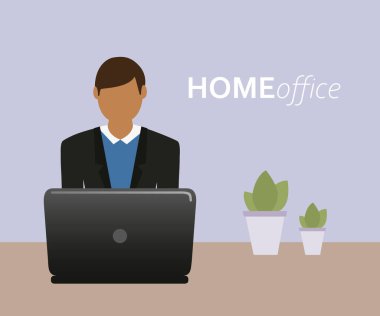 İş adamı ofisteki dizüstü bilgisayarda.