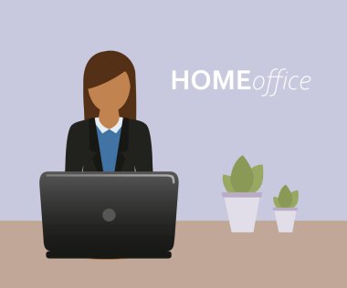 İş kadını ev ofisteki laptopta.