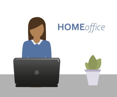 İş kadını ev ofisteki laptopta.