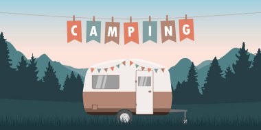 Dağ manzaralı yeşil çayır üzerinde yaz kampçısı.