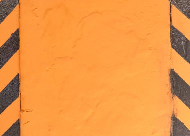 Kutbun çarpışmasını önlemek için çelik kenar, daha iyi görebilmek için turuncu-siyah sembol. Arkaplan için soyut siyah ve turuncu.