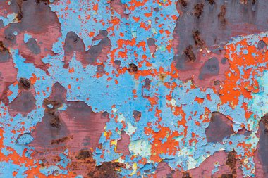 Çelik plaka ve paslı doku arka planından oluşan soyut renkli boya yüzeyi.