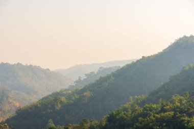 Güzel manzara sıradağları ve berrak gökyüzünde güneş ışığı.