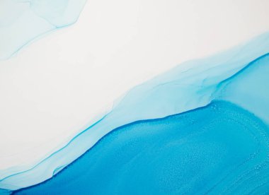 Alkol mürekkebi renkleri saydam. Soyut çağdaş sanat sıvısı. Mermer kart sunumu, el ilanı, davetiye kartı. Beyaz arkaplanda ihale dekorasyonu izole edildi. Tabloya yakın çekim.