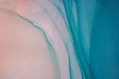 Modern sanat. Mermer dokusu. Doğal desen. Mürekkep renkleri inanılmaz derecede parlak. Tasarım kapağı, poster ve broşür için geçerli olan sanatsal arka plan. Alkol mürekkebi deniz dokusu. Çağdaş sanat.