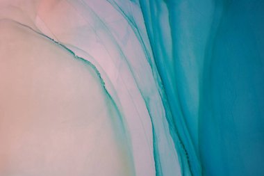 Tasarım kapağı, poster ve broşür için geçerli olan sanatsal arka plan. Modern sanat. Mermer dokusu. Doğal desen. Mürekkep renkleri inanılmaz derecede parlak. Alkol mürekkebi deniz dokusu. Çağdaş sanat.