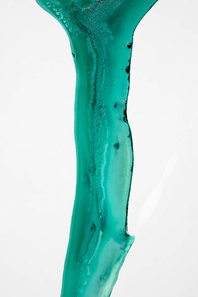 Абстрактная жидкая акриловая живопись. Мраморный синий абстрактный фон. Жидкий мраморный узор. Ручной окрашенный фон со смешанными жидкими синими и зелеными красками. Современное искусство.