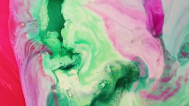 Dalgalanan parıltılı yüzey. Akan Altın soyut zemin. Güzel metalik yeşil, pembe, kırmızı, kahverengi desenli yakın plan boya. Sıvı ağır çekim sanatı. Renkli Kaos Türbülansı. 