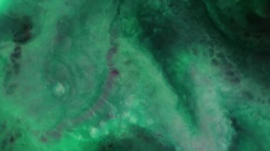 Dalgalanan parıltılı yüzey. Akan Altın soyut zemin. Güzel metalik yeşil desenli boya yakın plan. Sıvı ağır çekim sanatı. Renkli Kaos Türbülansı. 
