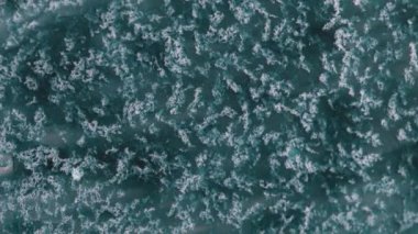 Dalgalanan parıltılı yüzey. Akan Altın soyut zemin. Güzel metalik desenli boya yakın plan. Sıvı ağır çekim sanatı. Renkli Kaos Türbülansı. 