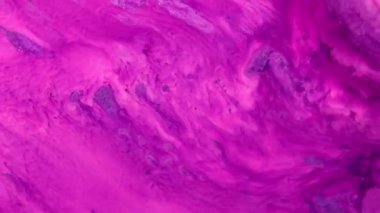 Dalgalanan parıltılı yüzey. Yüksek Akıcı Akışkan Boyama. Güzel metalik pembe, mor, leylak desenli yakın plan boya. Sıvı ağır çekim sanatı. Renkli Kaos Türbülansı. 