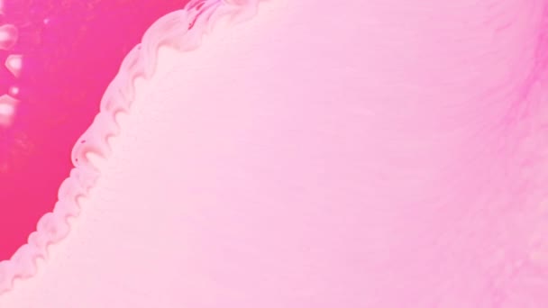 Surface d'ondulation scintillante. Peinture fluide à haut débit. Belle peinture rose métallique, violet, lilas texture gros plan. Liquide au ralenti Art. Turbulence du chaos coloré. — Video