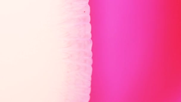 Superficie ondulante scintillante fluente. Pittura fluida ad alto flusso. Bella metallico rosa, viola, vernice texture lilla primo piano. Movimento al rallentatore liquido Art. Turbolenza del Caos colorato. — Video Stock