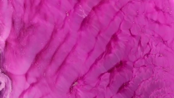 流光溢彩的波浪表面.高流通量油漆。美丽的金属粉红，紫色，淡紫色纹理油漆特写。液体慢动作艺术。五彩斑斓的混乱. — 图库视频影像