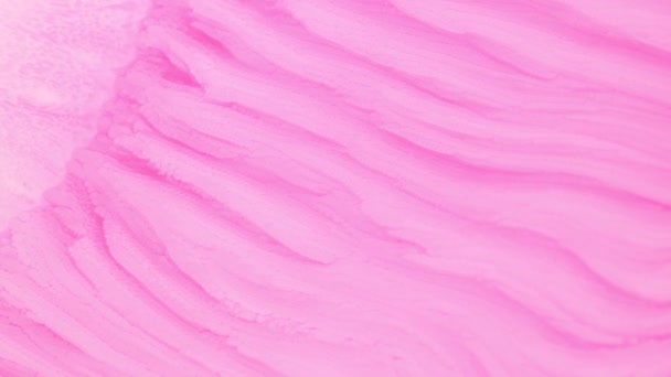 Brillo que fluye agitando la superficie. Pintura de fluido de alto flujo. Hermoso color rosa metálico, púrpura, lila textura pintura de cerca. Líquido cámara lenta Art. Turbulencia colorida del caos. — Vídeo de stock