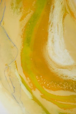 Sıvı akış desenli boya. Modern sanat geçmişi. Soyut epoksi reçine resmi. Bronz renkli yeşil dalgalar. soyut dijital kağıt ince sanat deseni.