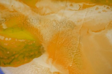 Sıvı akış desenli boya. Modern sanat geçmişi. Soyut epoksi reçine resmi. Bronz renkli yeşil dalgalar. soyut dijital kağıt ince sanat deseni.