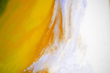 Sıvı akış desenli boya. Modern sanat geçmişi. Soyut epoksi reçine resmi. Bronz renkli yeşil dalgalar. soyut dijital kağıt ince sanat deseni.