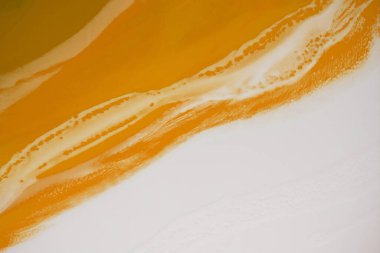 Sıvı akış desenli boya. Modern sanat geçmişi. Soyut epoksi reçine resmi. Bronz renkli yeşil dalgalar. soyut dijital kağıt ince sanat deseni.