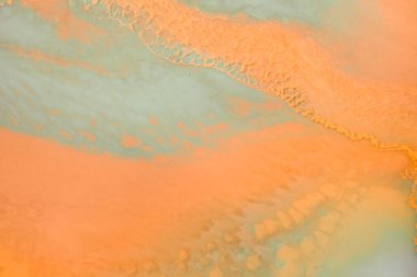 Sıvı akış desenli boya. Modern sanat geçmişi. Soyut epoksi reçine resmi. Bronz renkli yeşil dalgalar. soyut dijital kağıt ince sanat deseni.