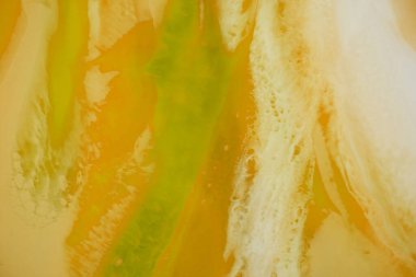 Modern sanat geçmişi. Soyut epoksi reçine resmi. Sıvı akış desenli boya. Bronz renkli yeşil dalgalar. soyut dijital kağıt ince sanat deseni.