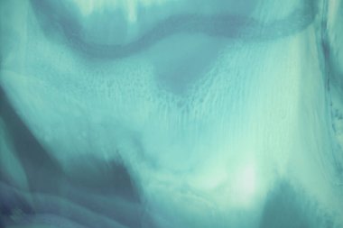 Sıvı akış desenli boya. Modern sanat geçmişi. Soyut epoksi reçine resmi. Bronz renkli yeşil dalgalar. soyut dijital kağıt ince sanat deseni.