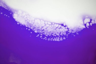 Sıvı akış desenli boya. Modern sanat geçmişi. Soyut epoksi reçine resmi. Bronz renkli yeşil dalgalar. soyut dijital kağıt ince sanat deseni.