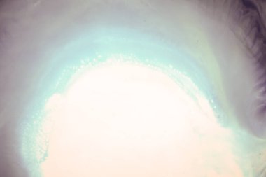 Sıvı akış desenli boya. Modern sanat geçmişi. Soyut epoksi reçine resmi. Bronz renkli yeşil dalgalar. soyut dijital kağıt ince sanat deseni.