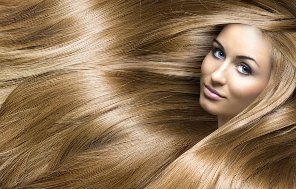 Mädchen mit blonden, glänzenden Haaren — Stockfoto