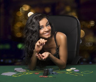 Casino poker oynamaya esmer kız