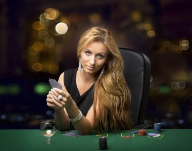 Kız bir casinoda oynarken, bokeh