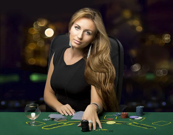 在一家赌场玩扑克牌，散景的女孩 — 图库照片