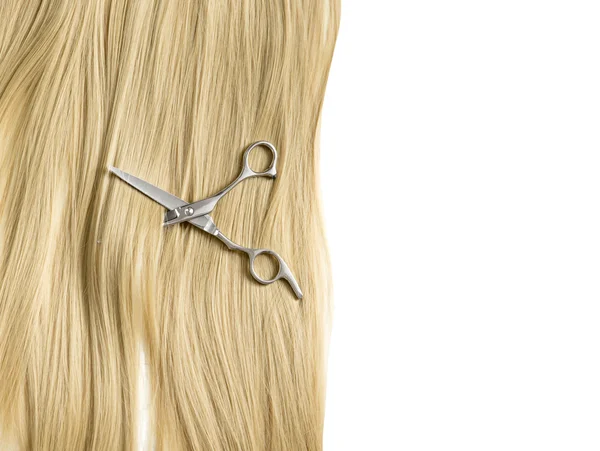 Schere zum Schneiden einer Haarsträhne Hintergrund blonde Haare — Stockfoto