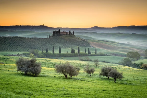 Salida del sol en el campo, Toscana, Italia —  Fotos de Stock