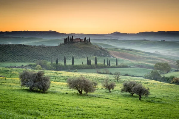 Salida del sol en el campo en Toscana, Italia —  Fotos de Stock