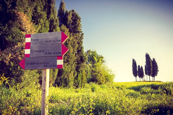 Sinais de direção turística com bela paisagem na Toscana, Itália — Fotografia de Stock