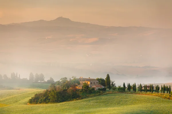 De manhã cedo sobre o país na Toscana, Itália — Fotografia de Stock