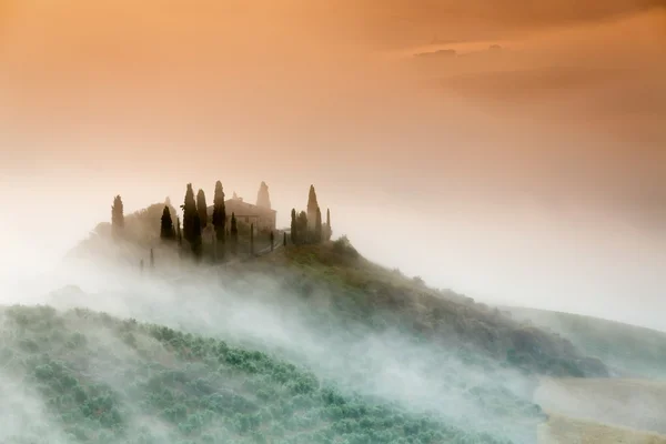 Incredibile alba nebbiosa nella campagna della Toscana, Italia — Foto Stock