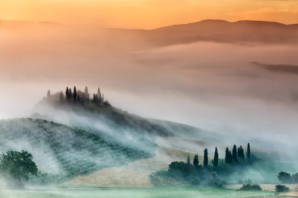 Incredibile alba nella campagna Toscana, Italia — Foto Stock