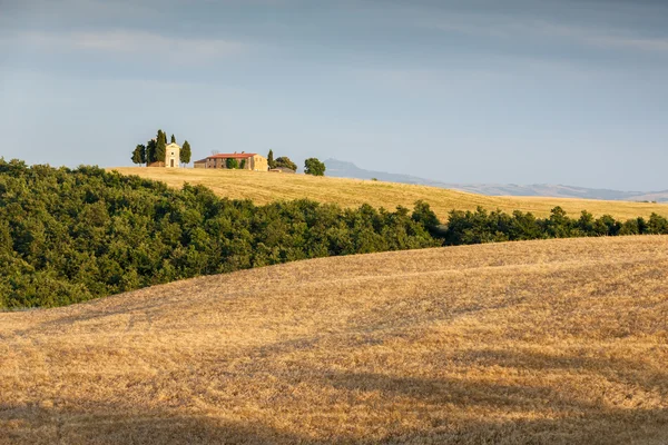 Increíble amanecer en el campo de Toscana, Italia — Foto de Stock