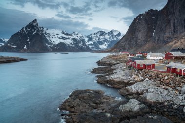 Rorbu evler ile arka plan, Lofoten Adaları, Norveç dağlarında