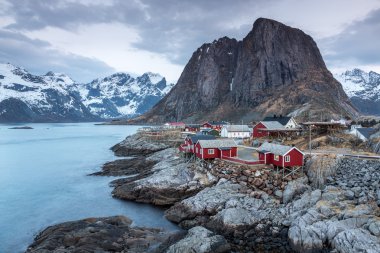 Rorbu evler dağlar arka planda, Hamnoy Köyü, Lofoten, Norveç