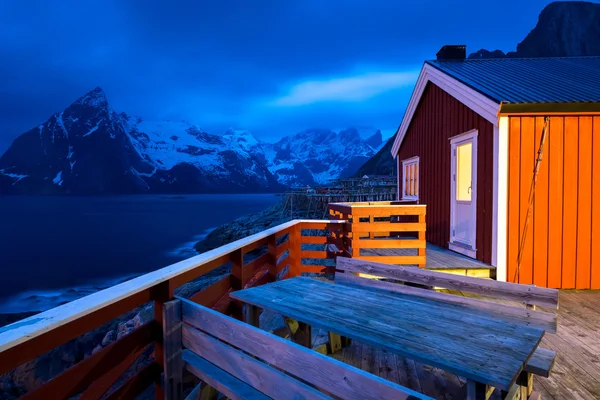 Rorbuer ve dağlar, Lofoten Adaları, Norveç