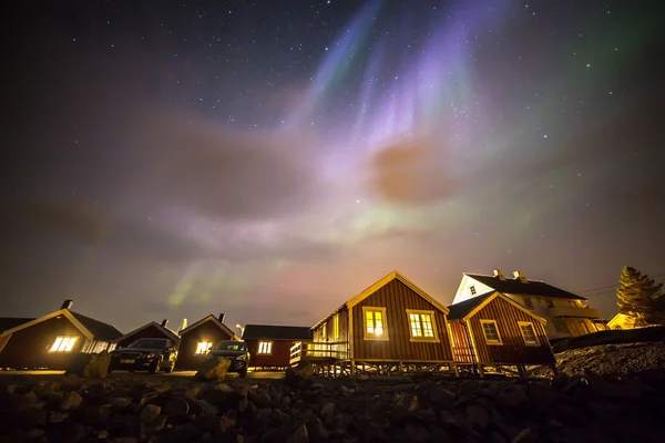 Polární záře v Hamnoy vesnici, Lofoten ostrovy, Norsko — Stock fotografie