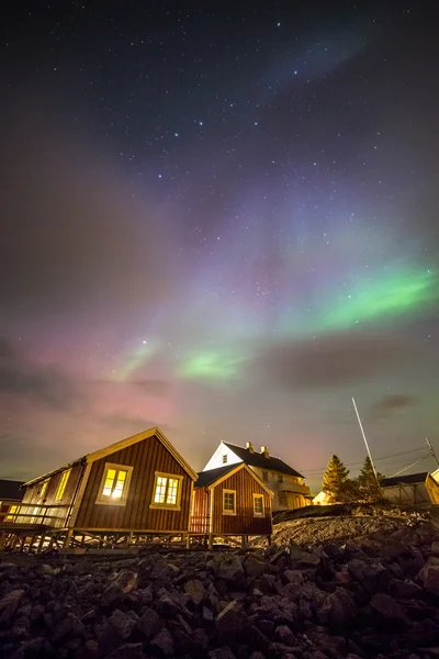 Polární záře v Hamnoy vesnici, Lofoten ostrovy, Norsko — Stock fotografie