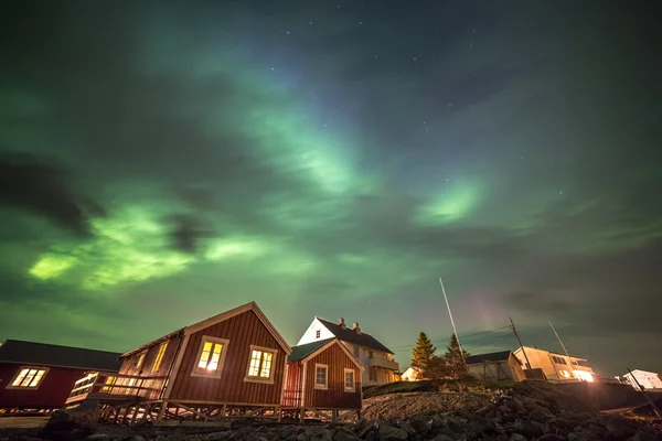 Aurora borealis in Hamnoy dorp, Lofoten eilanden, Noorwegen — Stockfoto